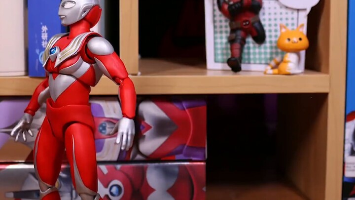 【Stop-motion animation】Ultraman Tiga returns! The mysterious light changes at will!