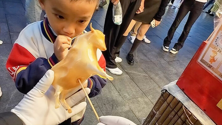 Anak kecil sendiri mencoba keseruan membuat permen tiup, merasakan budaya warisan takbenda yang tela