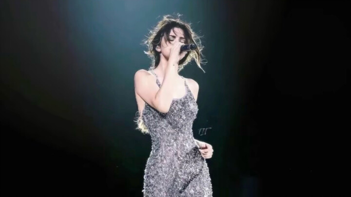 Selena was so beautiful during this period—how could anyone not be captivated?