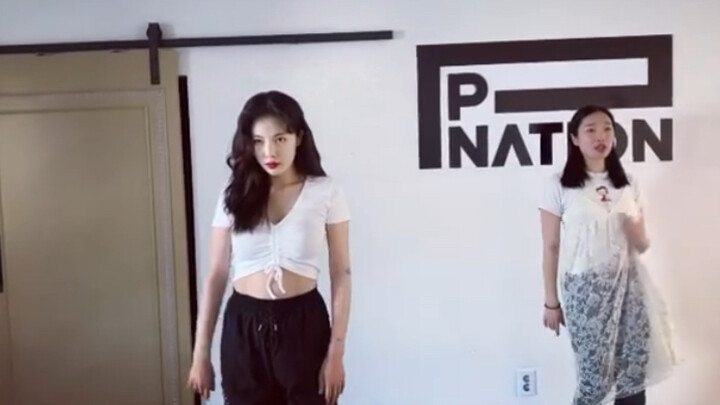 【Kim Hyun-Ah】Hyun-Ah yang belakangan ini latihan menari keras—gaya ini aku suka banget!!!