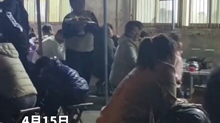 Tại Truy Bác, Sơn Đông, cậu bé phụ giúp nhà hàng nướng của gia đình bưng đồ ăn, nhưng tâm trạng dần 