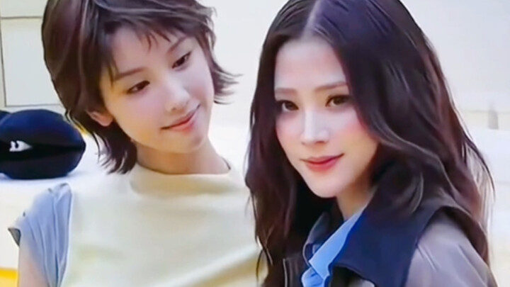 Ngakak banget! Cuma lihat sekilas ke arah Xiao Shui aja, Chen Duling langsung tertawa ngakak. Udah d