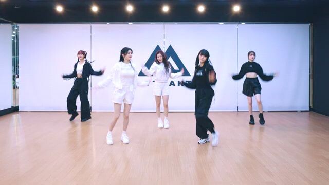 Fifty Fifty "SOS"  Dance practice