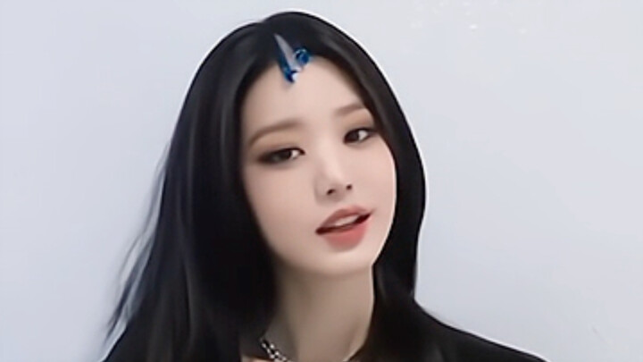 Putri bungsu pemberontak dari keluarga konglomerat dan satu-satunya kakak perempuan yang bisa mengen