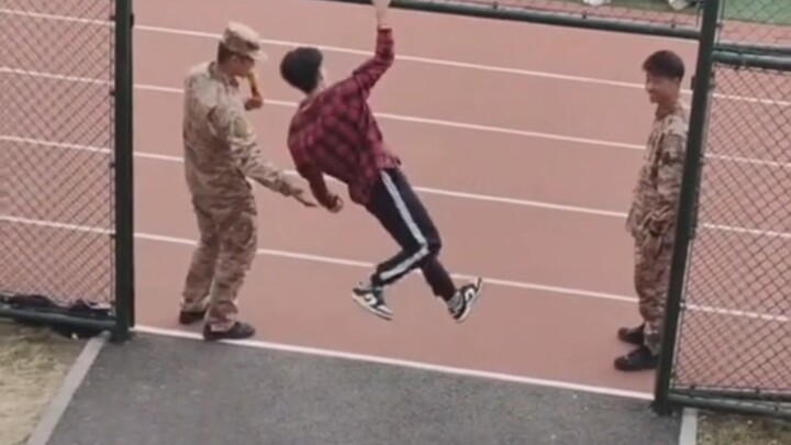 Nam sinh: Giả vờ cái gì vậy? Nữ sinh: Á á á á á á á!