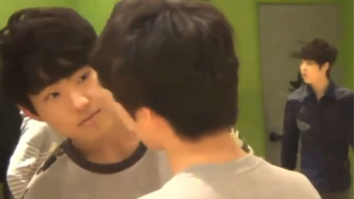 ما إن اكتشفت شياو تشان غير سعيدة حتى هرعت شياو رونغ لتدليك وجهها.