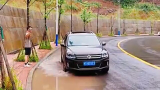 بعد أن استدار، لم يستطع كتم ضحكته.