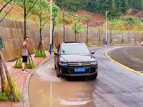 在他转身后问没忍住笑了