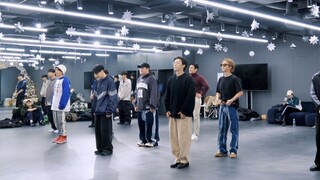 【SUPER JUNIOR】表情要帅气一点! 🤔 | SMTOWN LIVE 2025 in SEOUL Dance Practice 幕后花絮