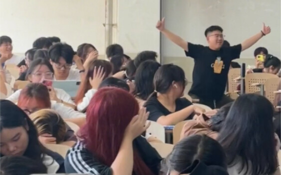 喧闹的课间只会让孤独的人更加孤独