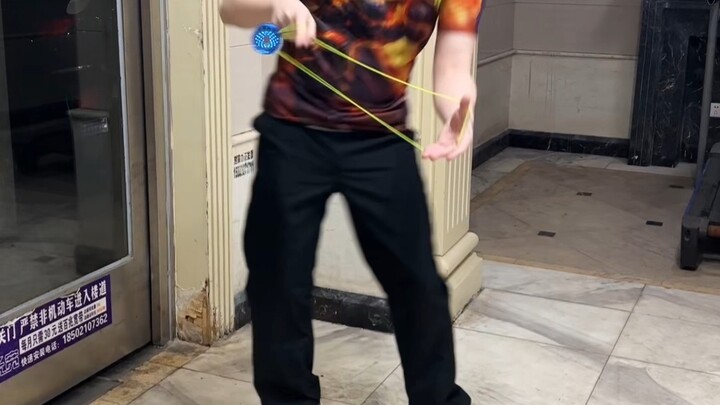 أليست القطط كلها تحب الألعاب التي تتدلى من الحبال؟