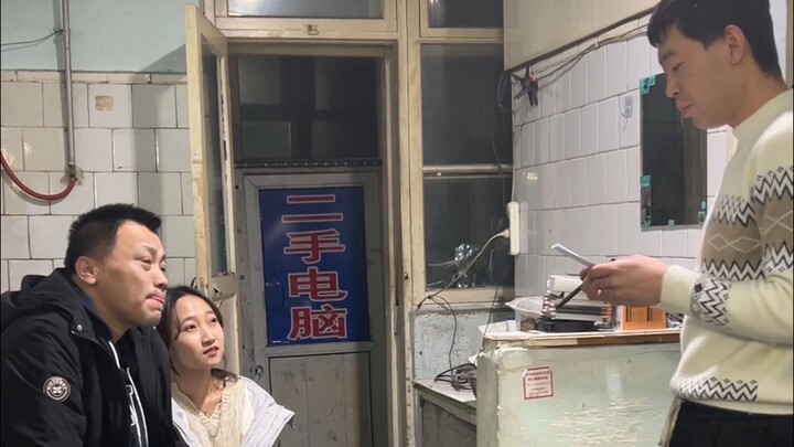 لقد نجحتُ في امتحان الدراسات العليا، فلنذهب لنقتني حاسوباً فاخراً!