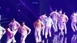 D Group's concert covered Girls' Generation's "Gee". The older brother group and the younger brother