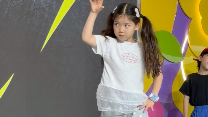 สาวน้อยสายฮิปฮอป ซือเอ๋อร์ ลงแข่งฟรีสไตล์สดๆ รอบนี้ชอบมากเลย “one more” ～