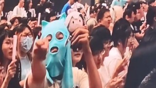 洛天依演唱会开始前出洋相时刻