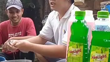 mencuci piring dengan cara ......