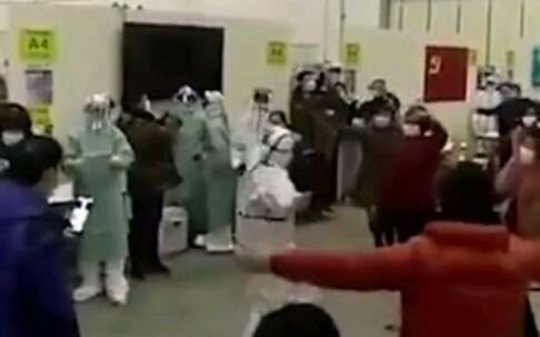 竟然开始“斗舞”了，说方舱医院是“集中营”的外国黑媒傻了