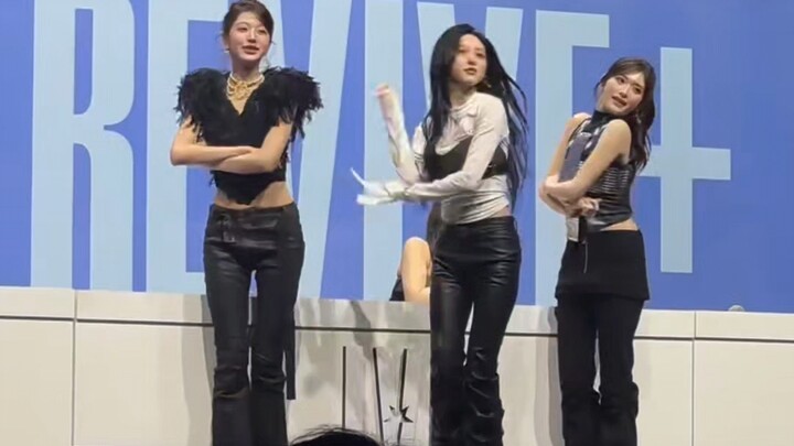 Jang Won-young masih terlalu berusaha tampil anggun… hanya ingin menjaga gayanya saja.