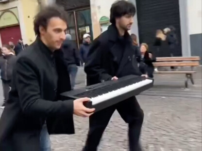 اختبار مستوى عزف البيانو لدى المارة بشكل عشوائي في الشارع