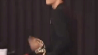 他真的是一秒都没坐到座位上啊