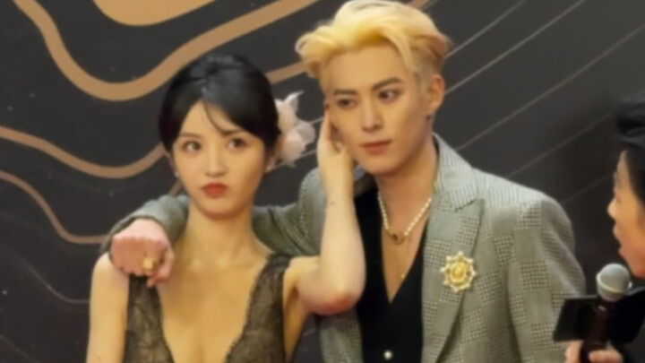 Pertanyaan: Kenapa orang bilang mereka berdua asyik ditonton? Jawaban: Silakan tonton vcr-nya #TianX