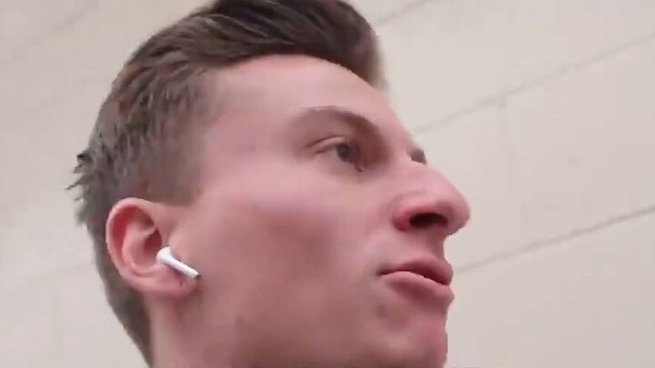 เมื่อไหร่รัฐบาลจะทำทางแยกให้ผู้ใช้ AirPods โดยเฉพาะสักที?
