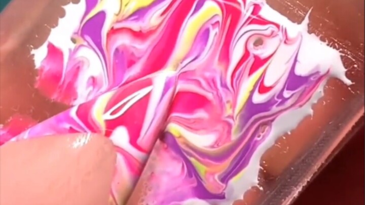 The one-click nail art that’s popular overseas is making me want to give it a try.