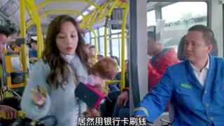 富家千金第一次坐公交车，竟然拿出信用卡到处找pos机！