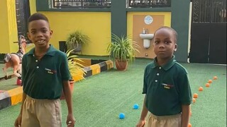 两个小朋友的捡球比赛，局势在后半段发生了惊天逆转...你从中悟出了什么道理呢？