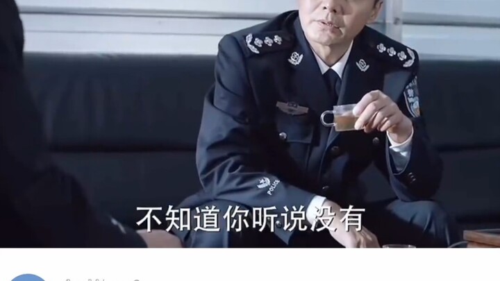 When a subordinate speaks to the leader who is drinking tea, the leader immediately puts down the te