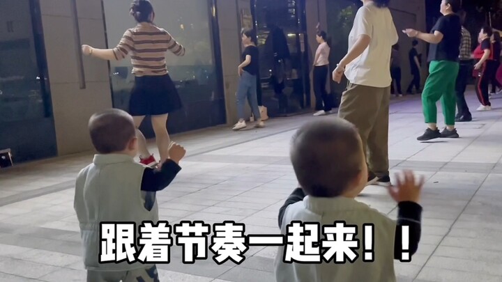 Mới chỉ vừa biết đi thôi, hai người đã muốn nhảy múa ở quảng trường rồi à??!!