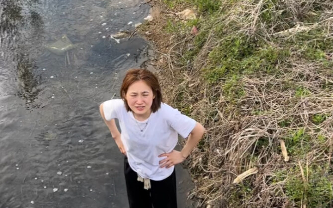 Sahabatku mengajariku bungee jumping hari ini, aku sangat berterima kasih