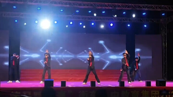 Nhảy cực chất mừng Năm Mới trong khuôn viên trường!