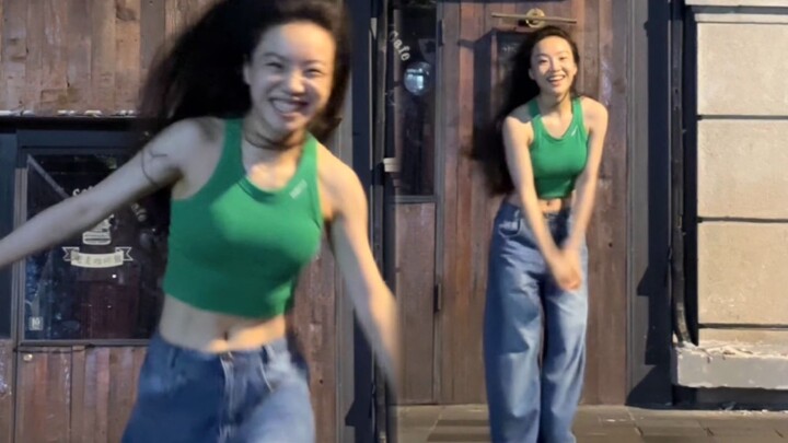 Đây là lý do tại sao tôi yêu mùa hè! ! Có gió và tự do dưới ánh đèn đường