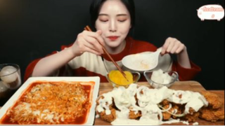 Mì gà xào cay phô mai và gà rán sốt kem hành tây phần 2 #mukbang