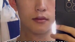 เด็กชายรู้สึกว่าดวงตาของเขาหมองคล้ำ จึงเข้ารับการผ่าตัดตาสองชั้น เขาดูหล่อขึ้นมากหลังจากพักฟื้น 30 ว