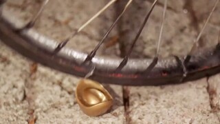 女人竟用将金元宝垫在了轮胎下面