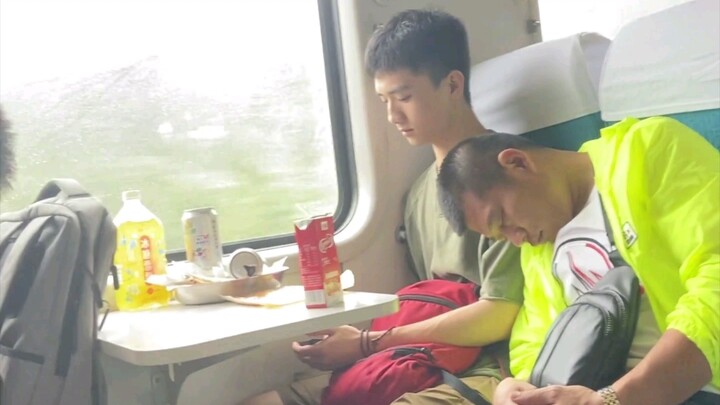 Di kereta dari Jinggangshan ke Ji’an, melihat seorang paman dan bocah ganteng yang manis