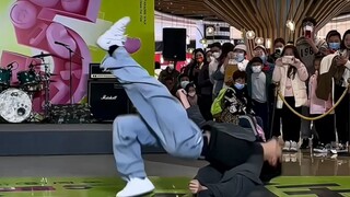 Hôm qua, một tai nạn nhỏ đã xảy ra khi bắt đầu chương trình "sinh nhật" của Lee Young-chin