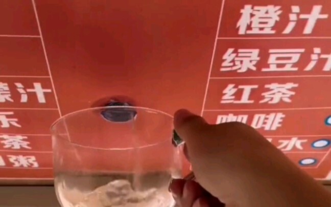 الأخ اللي فوق السرير شويّة متوتر قليلًا!