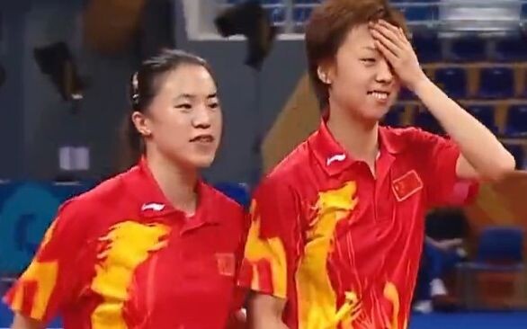 对方还没登场就吓坏了，2004雅典女双决赛，王楠张怡宁与韩国对阵。