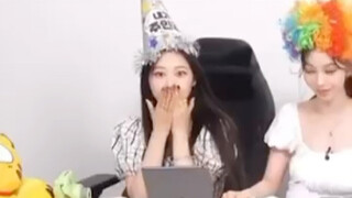 لا أستطيع التوقف عن الضحك! عندما اكتشفت جيزيل فجأة أنها تضحك بصوت عالٍ جدًا