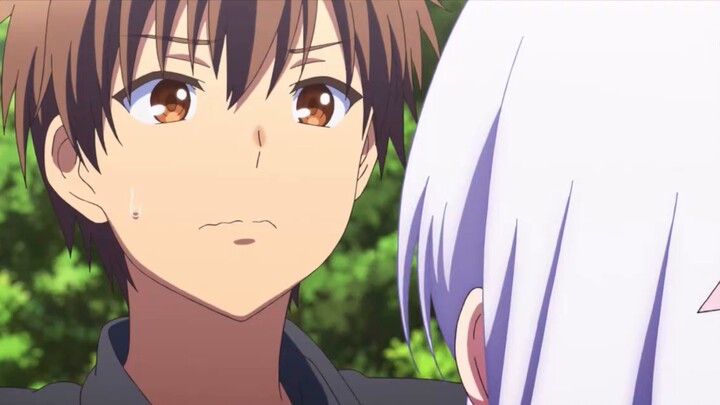 The white-haired man cast a mysterious spell and was discovered by the male protagonist