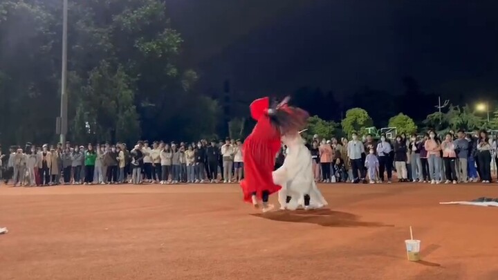 Public execution!!! Bug version of "Happiness" on the playground of Hugong Middle School