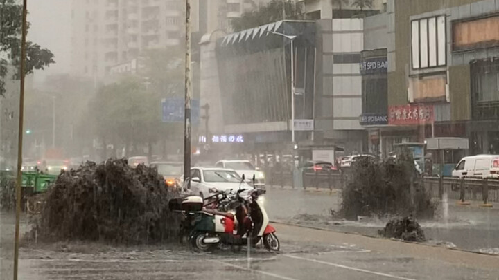ฝนตกหนักบนถนน Nanshan ในเมืองเซินเจิ้น ฉันเห็นน้ำตกท่อระบายน้ำสีดำเป็นครั้งแรก