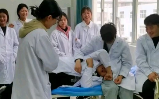 طريقة هذا الفتى في مطاردة الفتيات مميزة جدًا، أنا حقًا لا أتعمد إفساد الأمر.