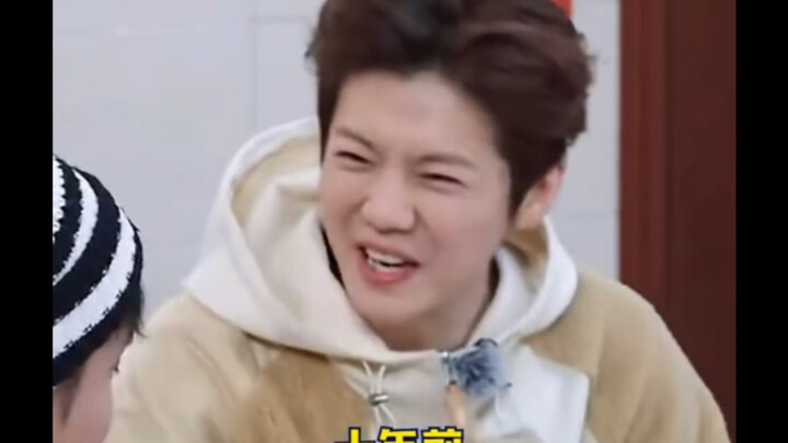 # Lu Han putar saputangan sambil nyanyi “Tangan Kiri Tangan Kanan” dalam gerak lambat, gue nggak tah