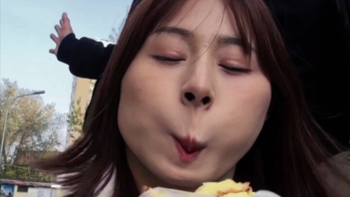 Wandering along the street, I suddenly spotted a delicious cake—nothing’s going to stop me from eati