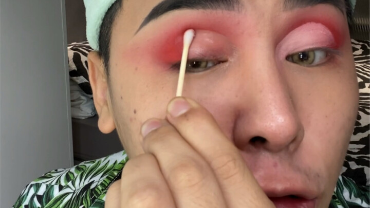 Country boy teaches a Western-style cut-crease eye makeup look—I picked it up in no time, so amazing