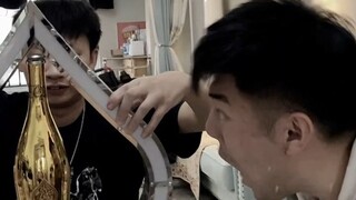 Cờ vua và trò chơi bài ở ký túc xá, bạn cùng phòng của tôi đã nghĩ ra một trò ảo thuật tuyệt vời đến